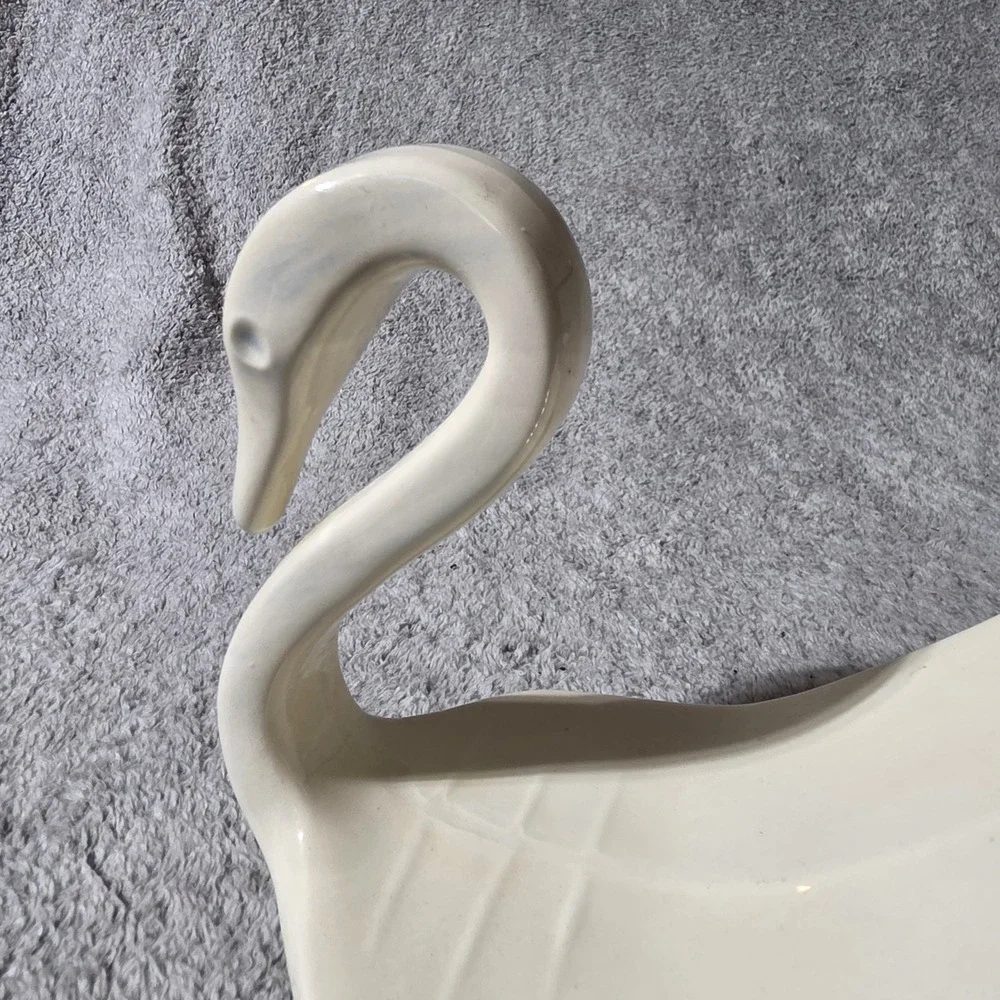 Vintage White Sean Ceramic Soap Or Towel Holder